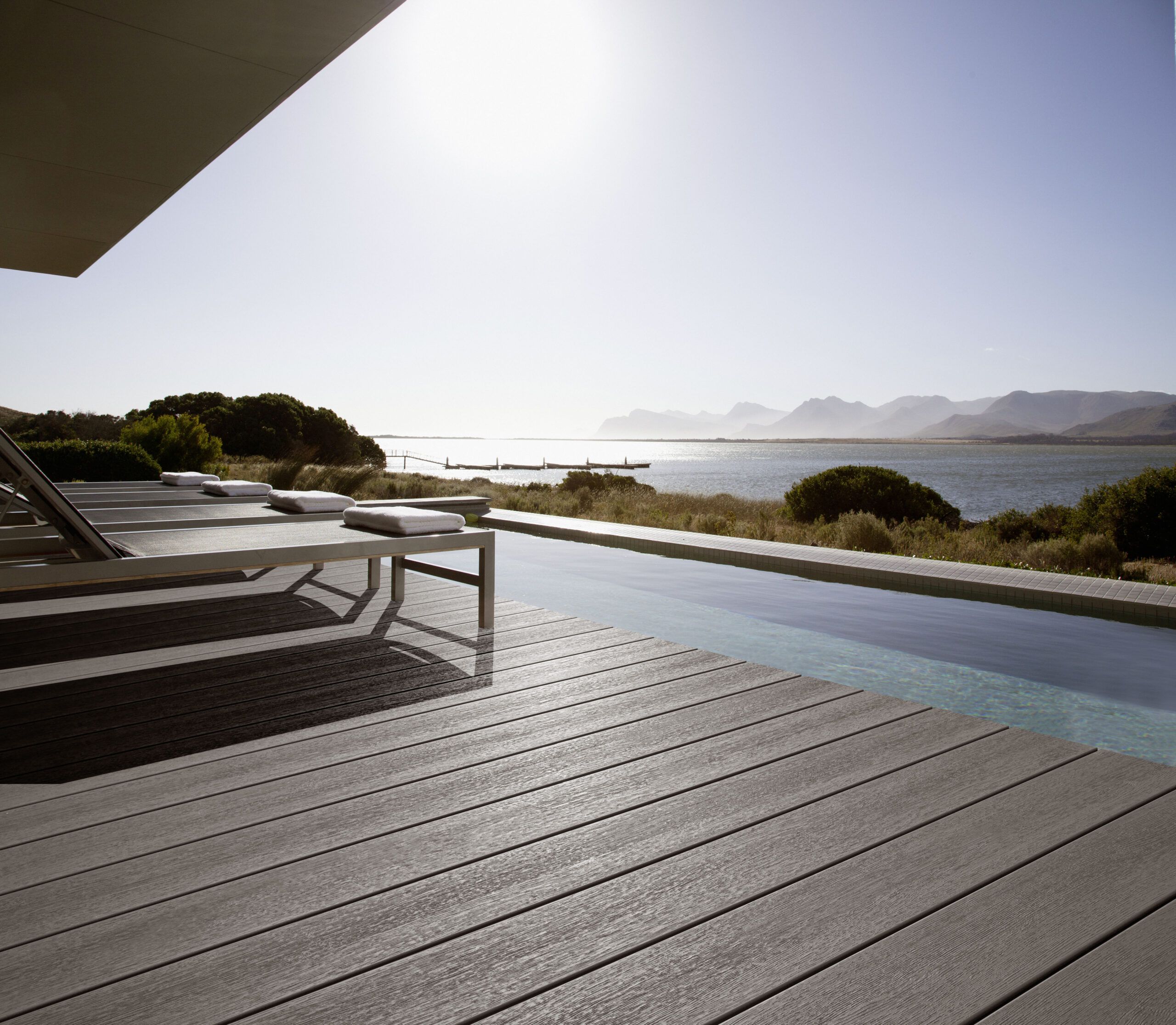 Bois et isolation 30 View of sun shining on lake from patio with swimming pool